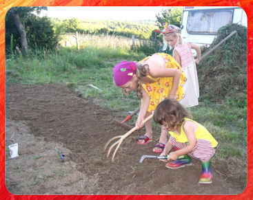 kinderen helpen in de tuin